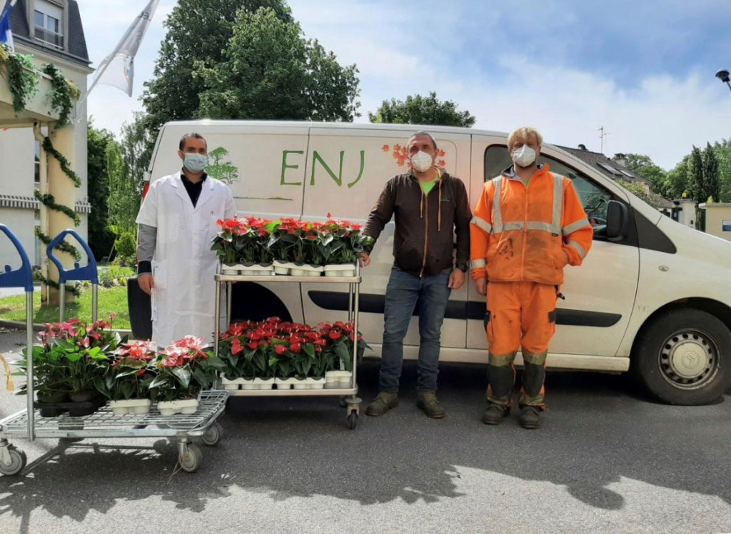 ENJ offre des fleurs aux EPHAD