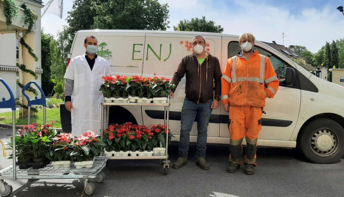 ENJ offre des fleurs aux EPHAD
